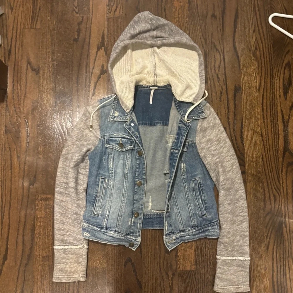 Free People distressed Denim Jacket with gray Sleeves - Picture 1 of 8